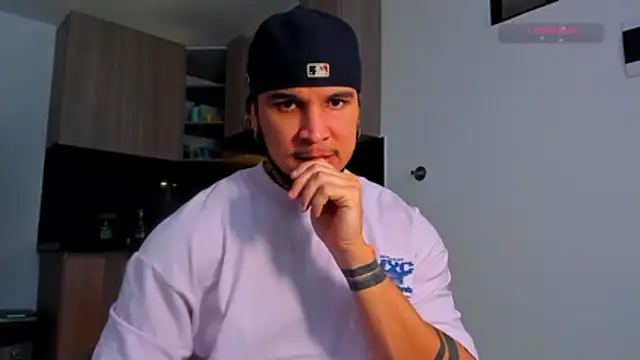 Snapshot of austinoficial chatting on April 2026 09:12:02 PM austinoficial online show from April 2026 09:12:02 PM