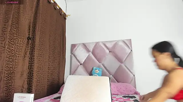 Snapshot of AnieRey chatting on October 2025 12:10:01 AM AnieRey online show from October 2025 12:10:01 AM