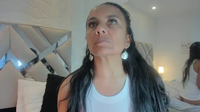 Snapshot of raquell_moore chatting on February 2025 10:43:02 PM raquell moore online show from February 2025 10:43:02 PM