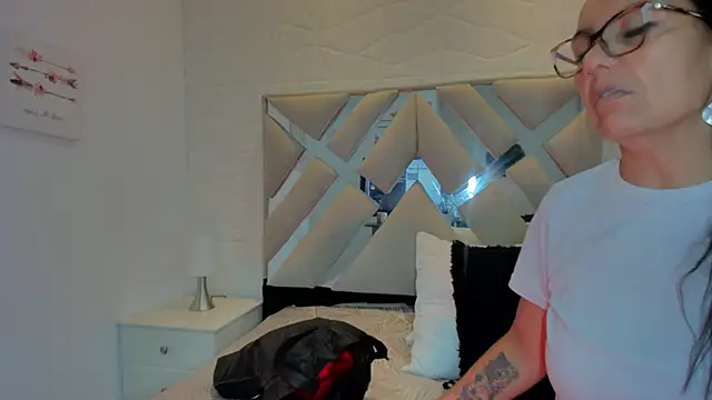 Snapshot of raquell_moore chatting on March 2025 08:19:02 AM raquell moore online show from March 2025 08:19:02 AM