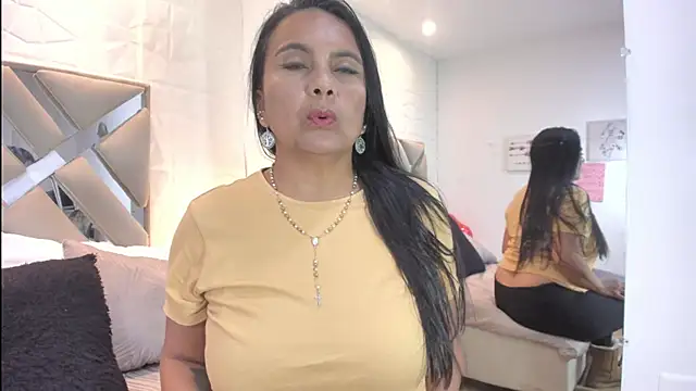 raquell moore online show from April 2026 12:23:01 AM