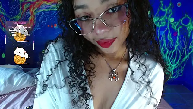 Snapshot of lucie_petite chatting on November 2025 06:50:02 PM lucie petite online show from November 2025 06:50:02 PM