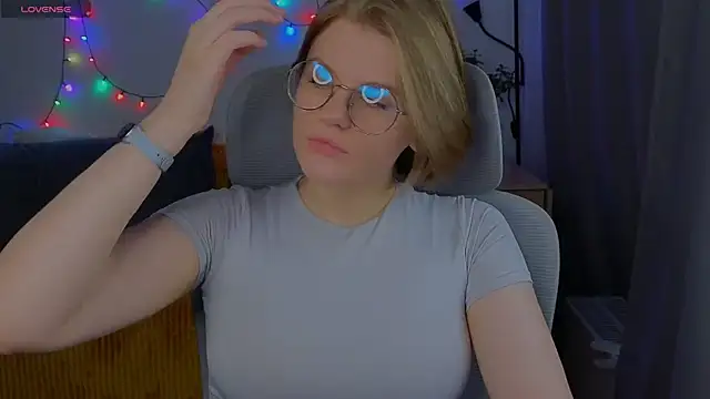 Snapshot of _JessieVibes chatting on November 2025 01:00:02 PM JessieVibes online show from November 2025 01:00:02 PM