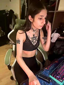 Snapshot of mollyEXD chatting on December 2025 10:14:01 PM mollyEXD online show from December 2025 10:14:01 PM