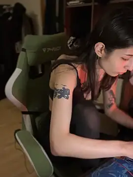 Snapshot of mollyEXD chatting on December 2025 06:04:02 PM mollyEXD online show from December 2025 06:04:02 PM