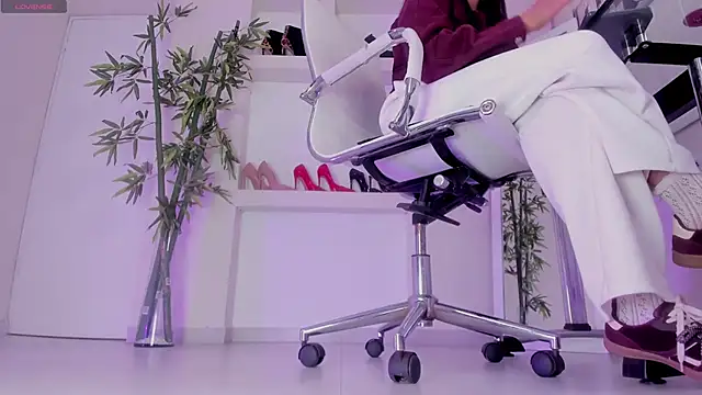 Snapshot of hannah_howeell__ chatting on November 2025 09:31:02 AM hannah howeell online show from November 2025 09:31:02 AM