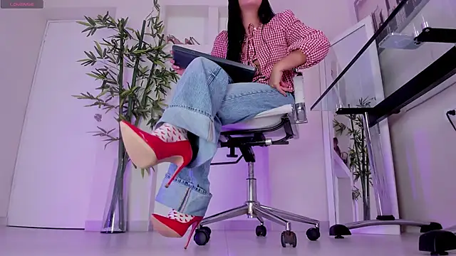 hannah howeell   online show from December 2025 10:01:01 AM