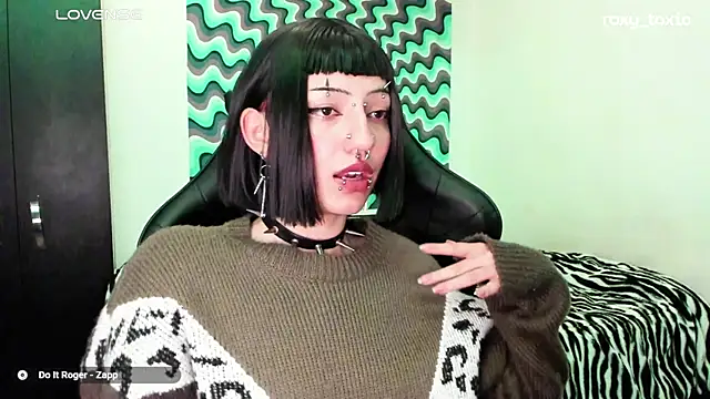 Snapshot of roxy_toxic chatting on March 2025 03:20:01 AM roxy toxic online show from March 2025 03:20:01 AM