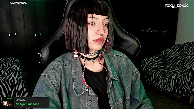 Snapshot of roxy_toxic chatting on October 2025 02:15:01 AM roxy toxic online show from October 2025 02:15:01 AM