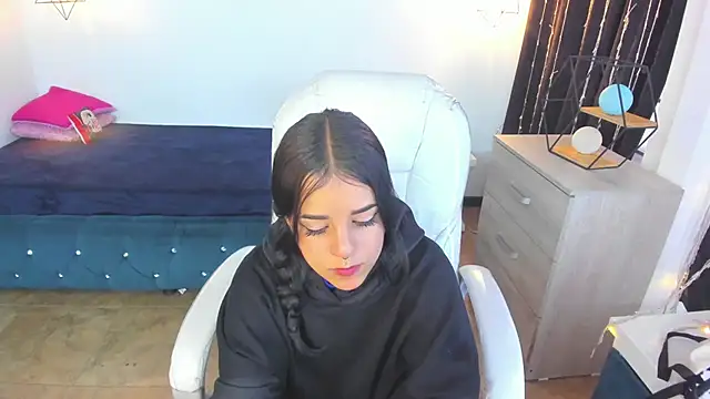 Nicole Foxx  online show from February 2025 06:58:01 PM