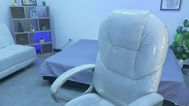 Nicole Foxx  online show from October 2025 07:36:01 PM