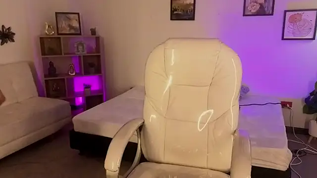 Nicole Foxx  online show from October 2025 07:46:02 PM