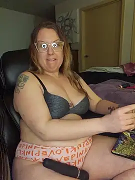 Snapshot of TattedMamaXOXO chatting on February 2025 03:35:01 PM TattedMamaXOXO online show from February 2025 03:35:01 PM