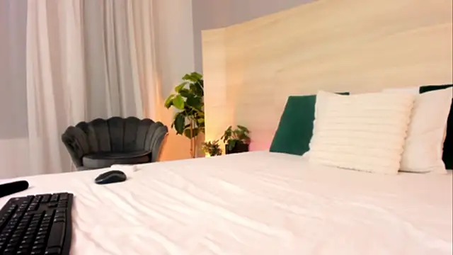 EllaWhiteX online show from May 2026 05:00:01 PM