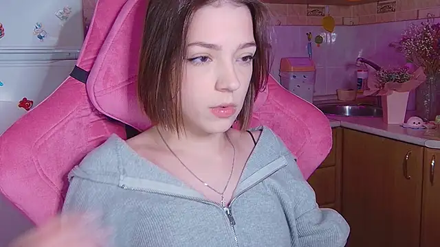 Snapshot of PamBeesly chatting on April 2026 04:12:01 PM PamBeesly online show from April 2026 04:12:01 PM