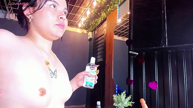 Snapshot of Zoe_Cheshire chatting on February 2025 12:04:01 AM Zoe Cheshire online show from February 2025 12:04:01 AM