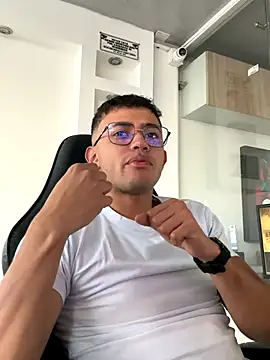 Snapshot of Thonny-becker chatting on November 2025 08:40:01 PM Thonny-becker online show from November 2025 08:40:01 PM