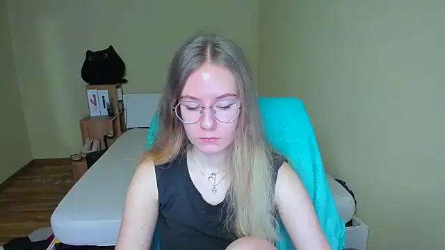 Snapshot of EmilyPaw chatting on February 2025 09:48:01 AM EmilyPaw online show from February 2025 09:48:01 AM