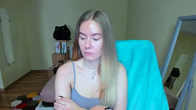 Snapshot of EmilyPaw chatting on February 2025 06:37:01 AM EmilyPaw online show from February 2025 06:37:01 AM