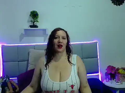 Madisson Housse online show from March 2025 04:45:02 AM