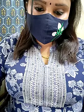 Queenflowerr online show from April 2026 01:47:02 PM