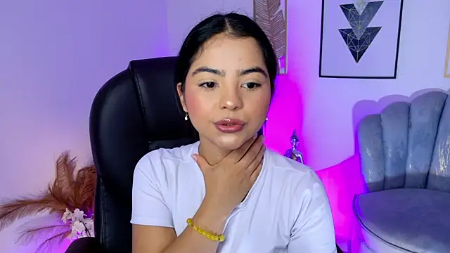 Snapshot of Layla_Breezee chatting on April 2026 11:05:01 AM Layla Breezee online show from April 2026 11:05:01 AM