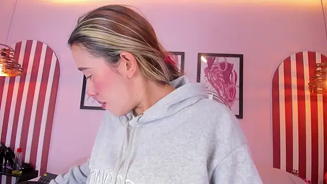 Lannajansen online show from September 2025 01:48:02 PM