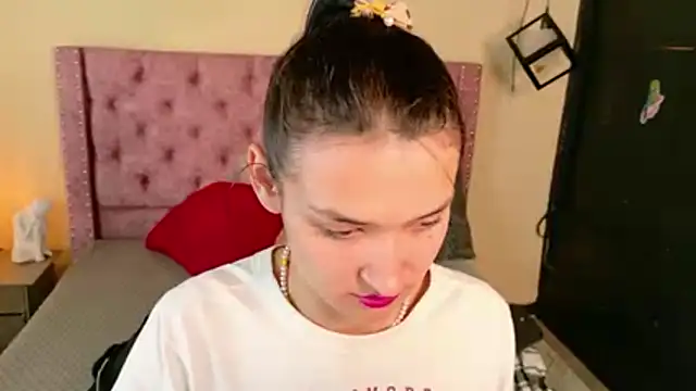 Snapshot of Sofii_cutee chatting on February 2026 01:01:02 PM Sofii cutee online show from February 2026 01:01:02 PM