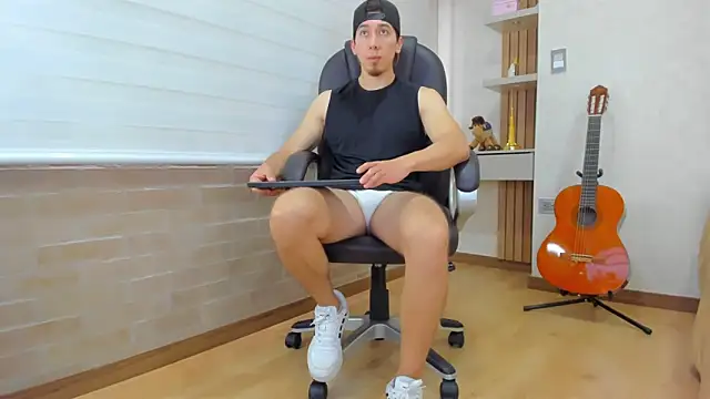 Snapshot of Tombarden chatting on November 2025 08:01:01 PM Tombarden online show from November 2025 08:01:01 PM