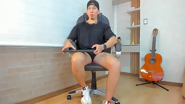 Snapshot of Tombarden chatting on December 2025 07:09:01 PM Tombarden online show from December 2025 07:09:01 PM