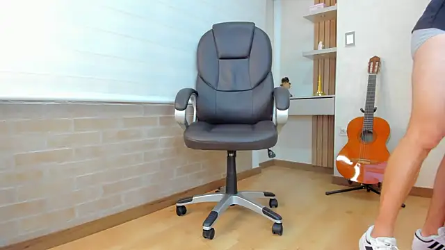 Snapshot of Tombarden chatting on December 2025 07:10:01 PM Tombarden online show from December 2025 07:10:01 PM