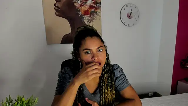 CamiilaReyes online show from November 2025 01:43:01 PM
