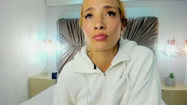 Snapshot of zoe_taylorr1 chatting on February 2025 08:15:02 AM zoe taylorr1 online show from February 2025 08:15:02 AM