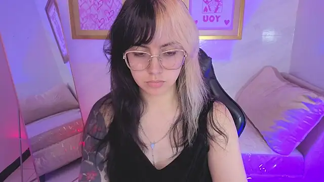 Hela v online show from February 2026 08:02:01 PM