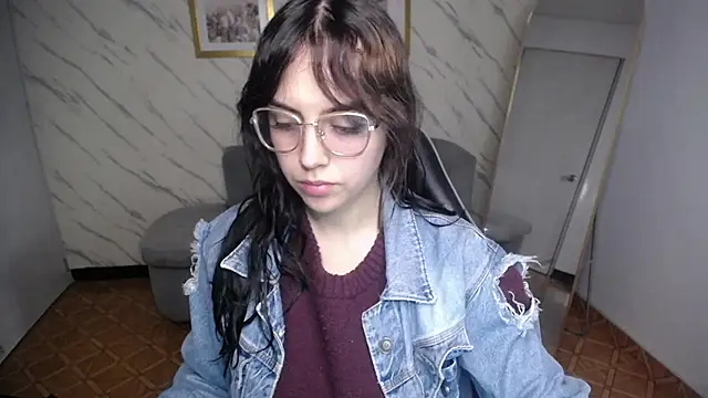 Hela v online show from April 2026 12:22:02 PM