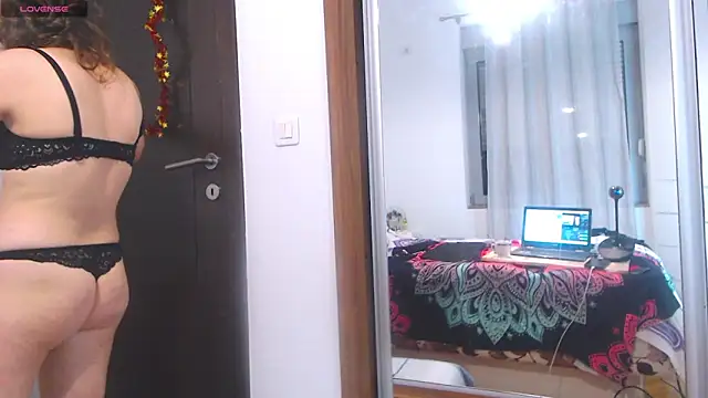 Snapshot of Ju-Hot chatting on December 2024 05:29:02 PM Ju-Hot online show from December 2024 05:29:02 PM