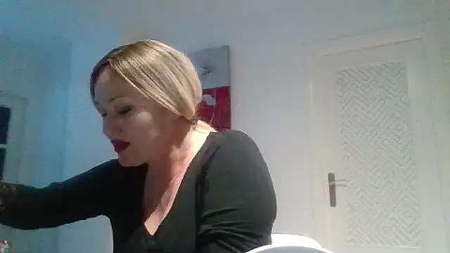 Snapshot of Luzia-Sal chatting on January 2025 09:33:01 PM Luzia-Sal online show from January 2025 09:33:01 PM