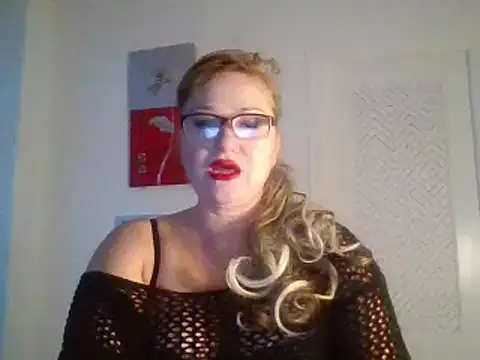 Snapshot of Luzia-Sal chatting on January 2025 10:22:01 PM Luzia-Sal online show from January 2025 10:22:01 PM