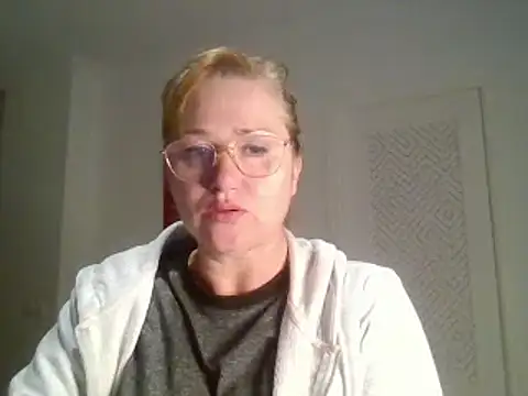 Snapshot of Luzia-Sal chatting on February 2025 09:01:01 PM Luzia-Sal online show from February 2025 09:01:01 PM