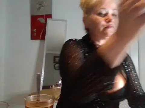 Snapshot of Luzia-Sal chatting on February 2025 07:46:01 PM Luzia-Sal online show from February 2025 07:46:01 PM