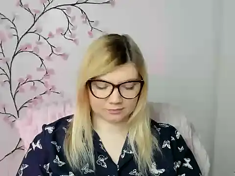 Snapshot of Lola_moree chatting on December 2025 12:43:01 PM Lola moree online show from December 2025 12:43:01 PM