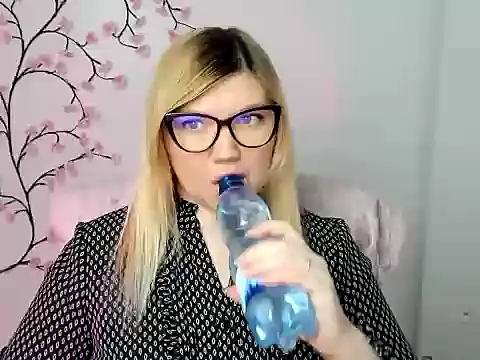Snapshot of Lola_moree chatting on December 2025 12:55:01 PM Lola moree online show from December 2025 12:55:01 PM