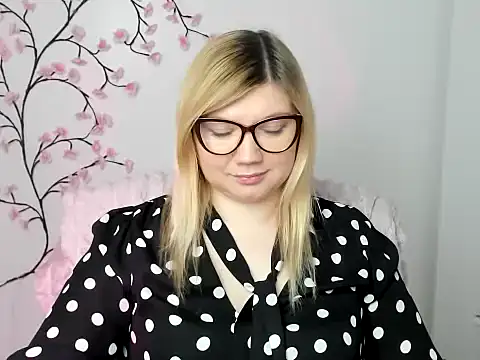 Snapshot of Lola_moree chatting on December 2025 12:44:02 PM Lola moree online show from December 2025 12:44:02 PM