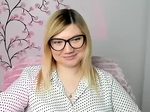 Snapshot of Lola_moree chatting on December 2025 12:57:02 PM Lola moree online show from December 2025 12:57:02 PM