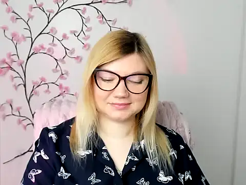 Snapshot of Lola_moree chatting on March 2026 06:43:02 AM Lola moree online show from March 2026 06:43:02 AM