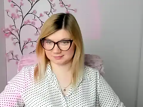 Snapshot of Lola_moree chatting on March 2026 01:15:01 PM Lola moree online show from March 2026 01:15:01 PM