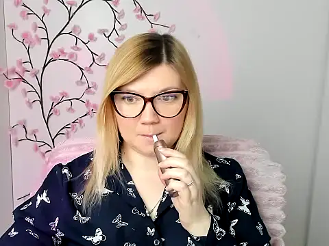 Snapshot of Lola_moree chatting on March 2026 12:45:02 PM Lola moree online show from March 2026 12:45:02 PM