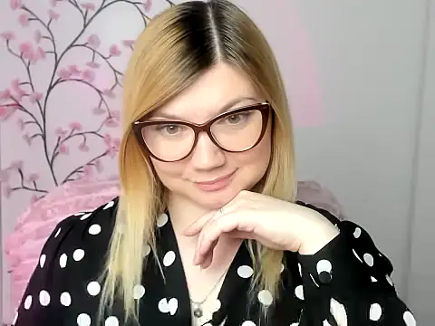 Snapshot of Lola_moree chatting on March 2026 12:44:01 PM Lola moree online show from March 2026 12:44:01 PM