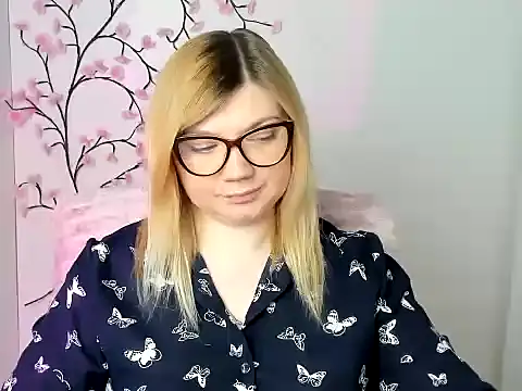 Snapshot of Lola_moree chatting on April 2026 11:33:01 AM Lola moree online show from April 2026 11:33:01 AM