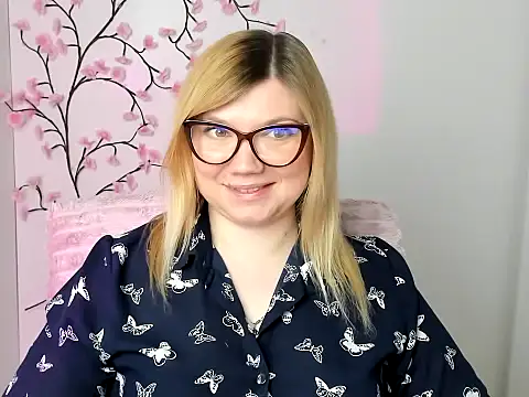 Snapshot of Lola_moree chatting on April 2026 01:41:01 PM Lola moree online show from April 2026 01:41:01 PM